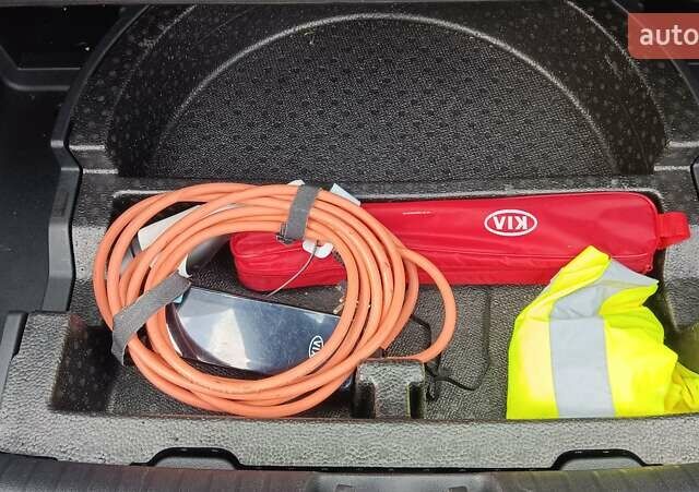 Серый Киа Niro, объемом двигателя 0 л и пробегом 82 тыс. км за 19500 $, фото 14 на Automoto.ua