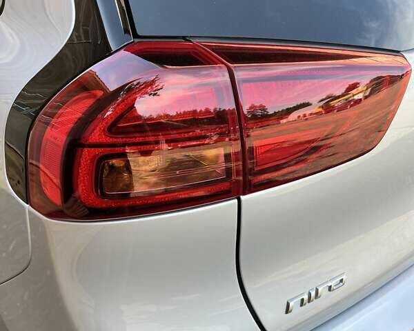 Сірий Кіа Niro, об'ємом двигуна 0 л та пробігом 112 тис. км за 18900 $, фото 27 на Automoto.ua