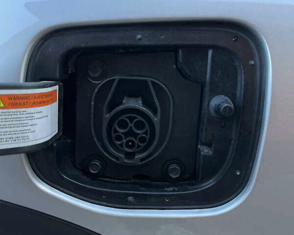 Серый Киа Niro, объемом двигателя 1.58 л и пробегом 67 тыс. км за 22600 $, фото 10 на Automoto.ua