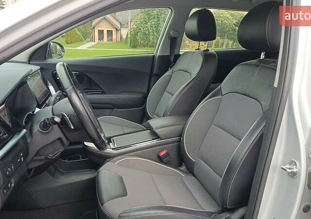 Серый Киа Niro, объемом двигателя 0 л и пробегом 82 тыс. км за 19500 $, фото 17 на Automoto.ua