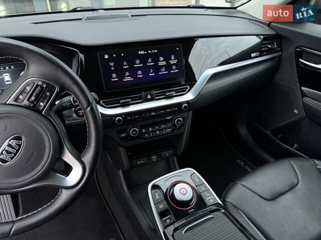 Серый Киа Niro, объемом двигателя 0 л и пробегом 150 тыс. км за 18500 $, фото 46 на Automoto.ua