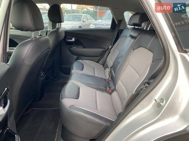 Серый Киа Niro, объемом двигателя 0 л и пробегом 82 тыс. км за 19600 $, фото 20 на Automoto.ua
