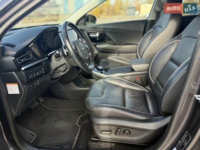 Серый Киа Niro, объемом двигателя 0 л и пробегом 124 тыс. км за 18950 $, фото 8 на Automoto.ua