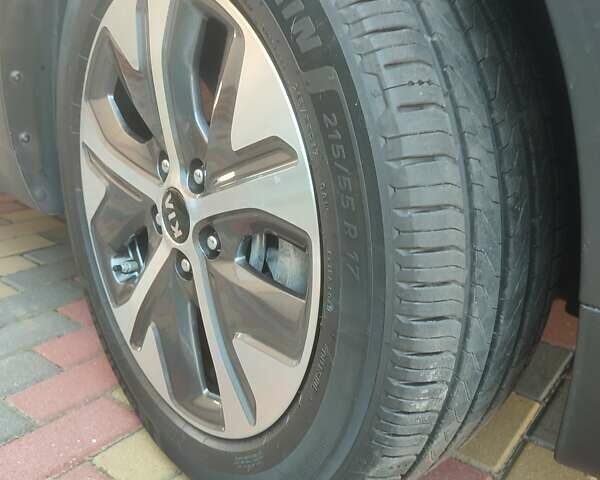 Серый Киа Niro, объемом двигателя 0 л и пробегом 49 тыс. км за 23000 $, фото 2 на Automoto.ua