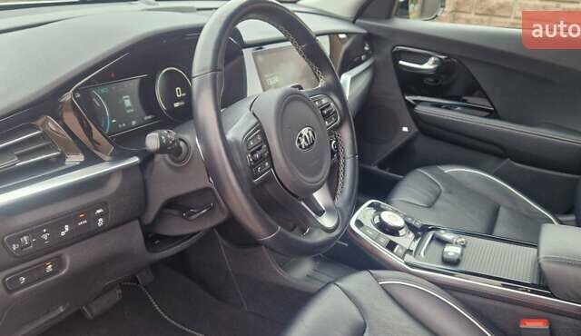 Серый Киа Niro, объемом двигателя 0 л и пробегом 167 тыс. км за 18400 $, фото 23 на Automoto.ua