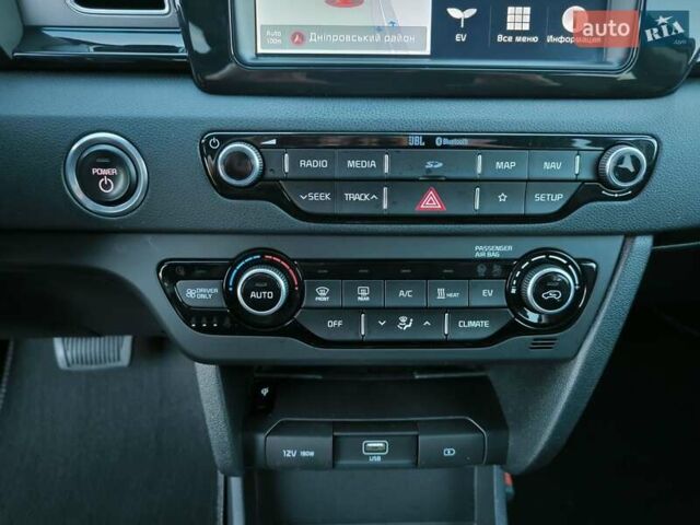 Сірий Кіа Niro, об'ємом двигуна 0 л та пробігом 96 тис. км за 16900 $, фото 18 на Automoto.ua