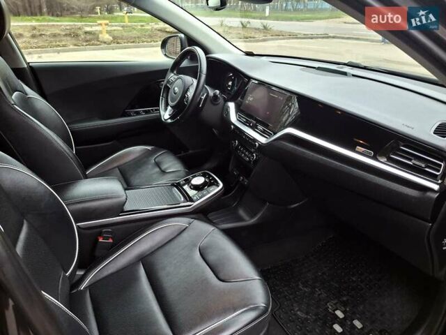 Серый Киа Niro, объемом двигателя 0 л и пробегом 115 тыс. км за 20300 $, фото 32 на Automoto.ua