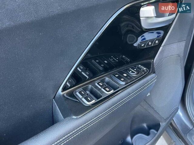 Серый Киа Niro, объемом двигателя 0 л и пробегом 125 тыс. км за 19250 $, фото 52 на Automoto.ua