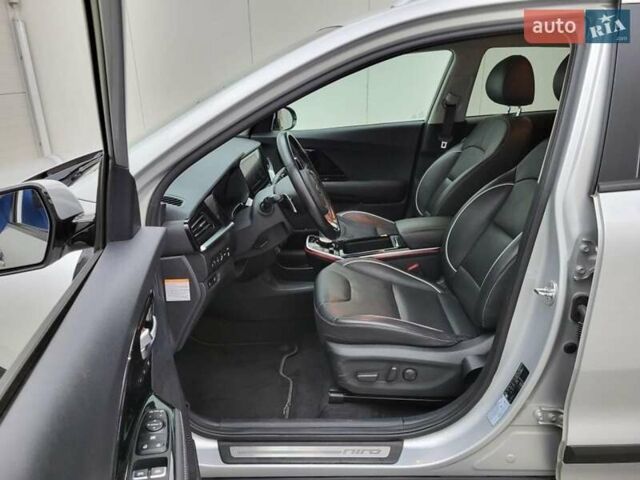 Сірий Кіа Niro, об'ємом двигуна 0 л та пробігом 118 тис. км за 19999 $, фото 5 на Automoto.ua