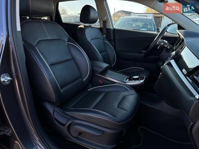 Сірий Кіа Niro, об'ємом двигуна 0 л та пробігом 58 тис. км за 23400 $, фото 92 на Automoto.ua