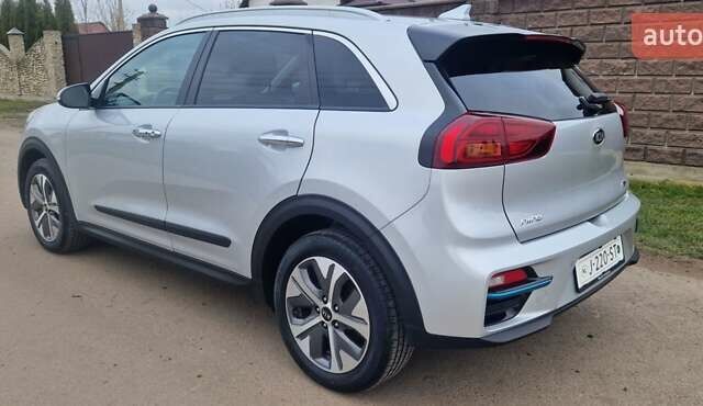 Серый Киа Niro, объемом двигателя 0 л и пробегом 167 тыс. км за 18400 $, фото 4 на Automoto.ua