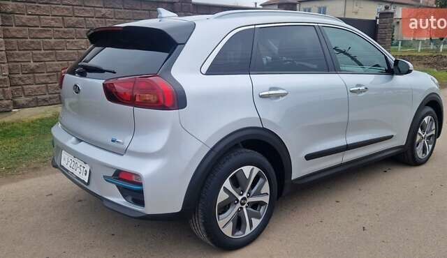 Серый Киа Niro, объемом двигателя 0 л и пробегом 167 тыс. км за 18400 $, фото 6 на Automoto.ua