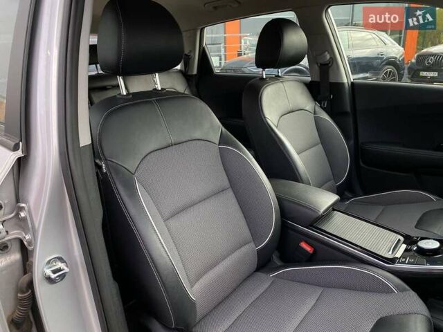 Серый Киа Niro, объемом двигателя 0 л и пробегом 82 тыс. км за 19600 $, фото 25 на Automoto.ua