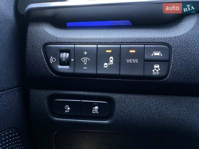 Сірий Кіа Niro, об'ємом двигуна 0 л та пробігом 107 тис. км за 21950 $, фото 7 на Automoto.ua