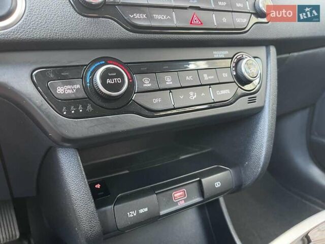 Серый Киа Niro, объемом двигателя 0 л и пробегом 125 тыс. км за 19250 $, фото 34 на Automoto.ua