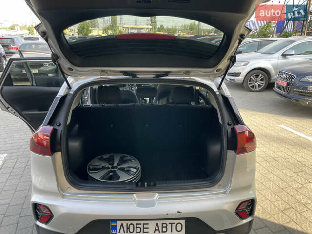 Серый Киа Niro, объемом двигателя 1.58 л и пробегом 181 тыс. км за 16000 $, фото 7 на Automoto.ua