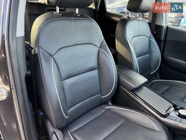 Серый Киа Niro, объемом двигателя 0 л и пробегом 142 тыс. км за 18900 $, фото 33 на Automoto.ua