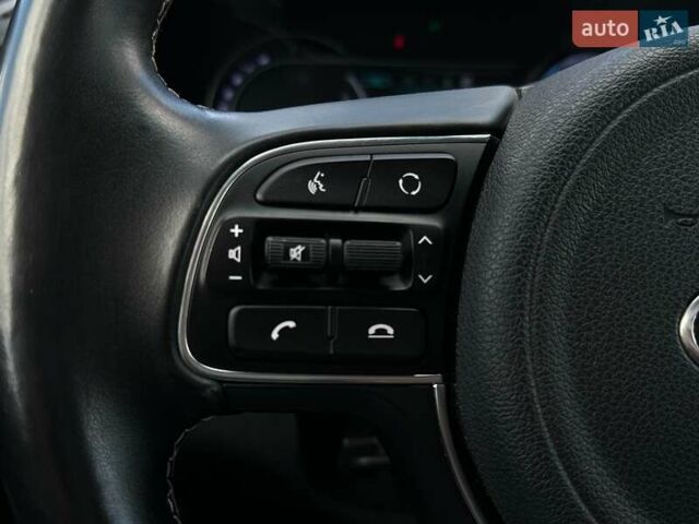 Сірий Кіа Niro, об'ємом двигуна 0 л та пробігом 97 тис. км за 22600 $, фото 26 на Automoto.ua