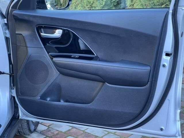 Сірий Кіа Niro, об'ємом двигуна 0 л та пробігом 89 тис. км за 437 $, фото 13 на Automoto.ua