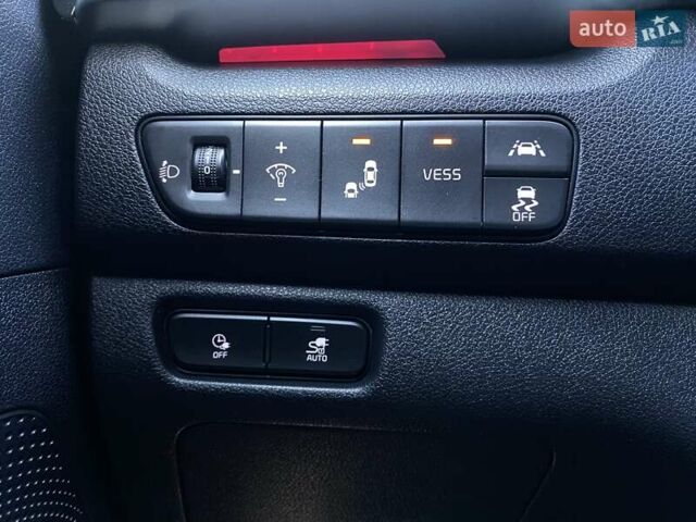 Сірий Кіа Niro, об'ємом двигуна 0 л та пробігом 107 тис. км за 21950 $, фото 6 на Automoto.ua