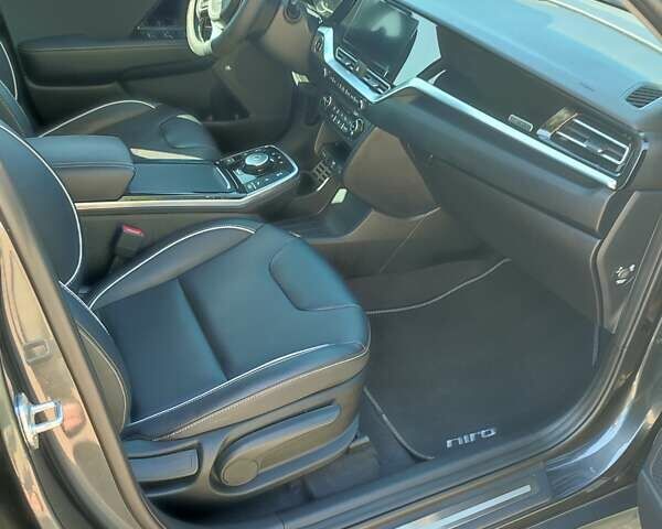 Серый Киа Niro, объемом двигателя 0 л и пробегом 49 тыс. км за 23000 $, фото 54 на Automoto.ua