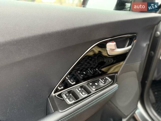 Серый Киа Niro, объемом двигателя 0 л и пробегом 125 тыс. км за 18950 $, фото 24 на Automoto.ua