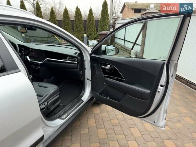 Сірий Кіа Niro, об'ємом двигуна 0 л та пробігом 71 тис. км за 21999 $, фото 72 на Automoto.ua