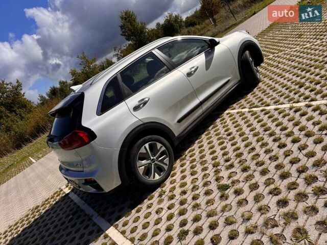 Сірий Кіа Niro, об'ємом двигуна 0 л та пробігом 74 тис. км за 20500 $, фото 2 на Automoto.ua