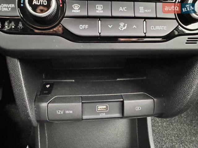 Серый Киа Niro, объемом двигателя 0 л и пробегом 77 тыс. км за 19500 $, фото 32 на Automoto.ua