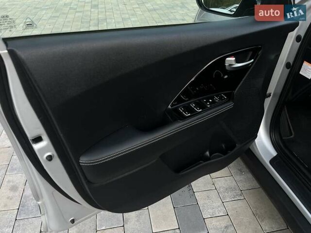 Серый Киа Niro, объемом двигателя 0 л и пробегом 72 тыс. км за 19750 $, фото 44 на Automoto.ua