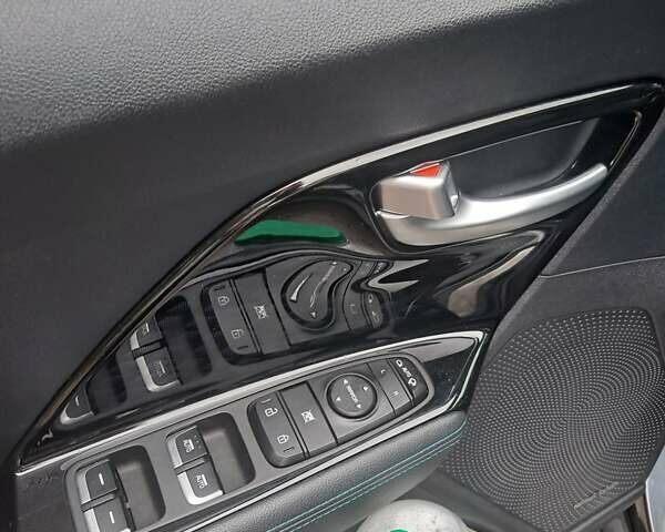 Серый Киа Niro, объемом двигателя 0 л и пробегом 89 тыс. км за 20500 $, фото 5 на Automoto.ua