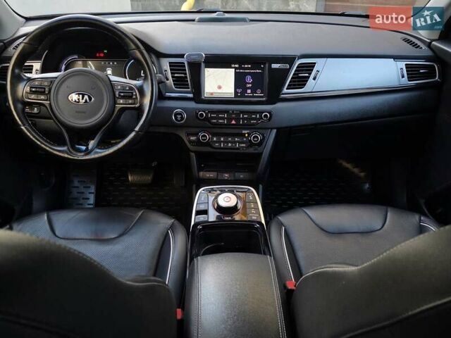 Серый Киа Niro, объемом двигателя 0 л и пробегом 144 тыс. км за 17250 $, фото 28 на Automoto.ua