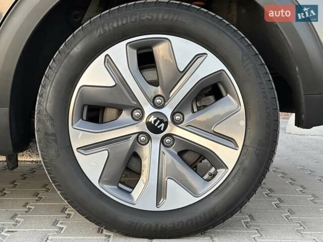 Серый Киа Niro, объемом двигателя 0 л и пробегом 74 тыс. км за 18200 $, фото 24 на Automoto.ua