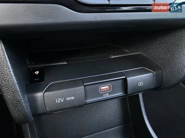 Сірий Кіа Niro, об'ємом двигуна 0 л та пробігом 88 тис. км за 22500 $, фото 6 на Automoto.ua