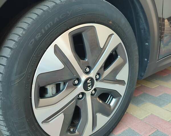 Серый Киа Niro, объемом двигателя 0 л и пробегом 49 тыс. км за 23000 $, фото 20 на Automoto.ua