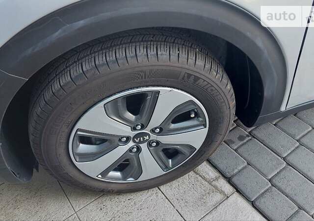 Серый Киа Niro, объемом двигателя 1.6 л и пробегом 4 тыс. км за 20799 $, фото 8 на Automoto.ua