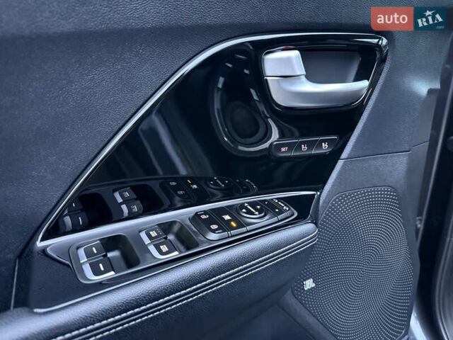 Серый Киа Niro, объемом двигателя 0 л и пробегом 165 тыс. км за 18000 $, фото 48 на Automoto.ua