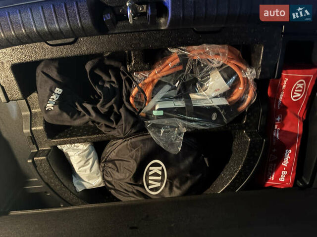 Серый Киа Niro, объемом двигателя 0 л и пробегом 116 тыс. км за 17999 $, фото 15 на Automoto.ua