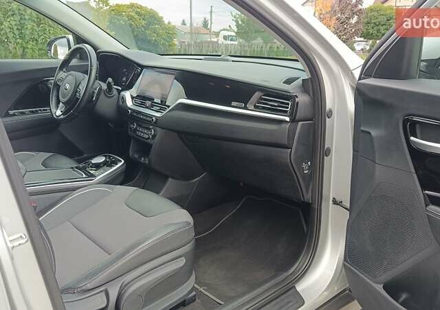 Серый Киа Niro, объемом двигателя 0 л и пробегом 82 тыс. км за 19500 $, фото 25 на Automoto.ua
