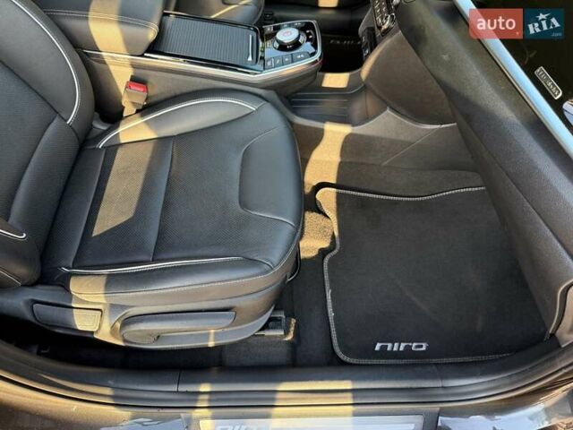 Серый Киа Niro, объемом двигателя 0 л и пробегом 57 тыс. км за 23299 $, фото 32 на Automoto.ua