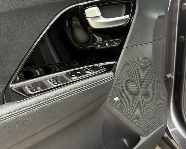 Серый Киа Niro, объемом двигателя 0 л и пробегом 120 тыс. км за 19750 $, фото 28 на Automoto.ua