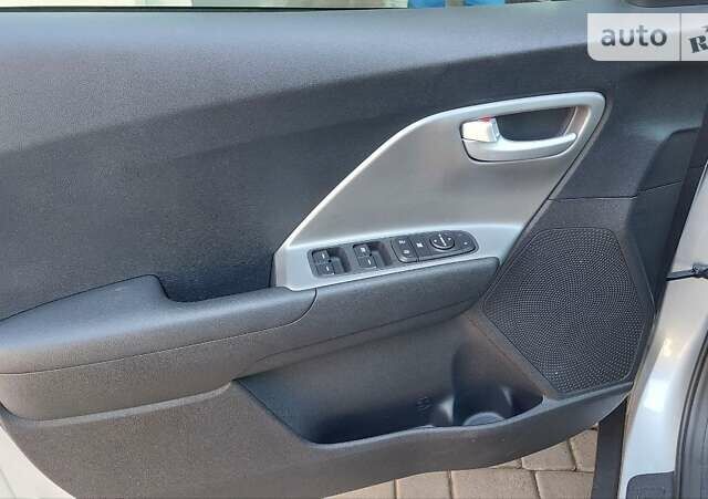 Серый Киа Niro, объемом двигателя 1.6 л и пробегом 4 тыс. км за 20799 $, фото 12 на Automoto.ua