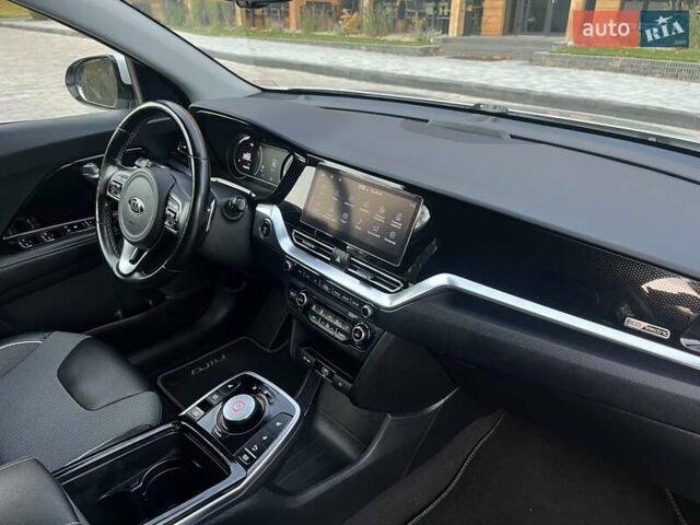 Серый Киа Niro, объемом двигателя 0 л и пробегом 72 тыс. км за 19750 $, фото 18 на Automoto.ua