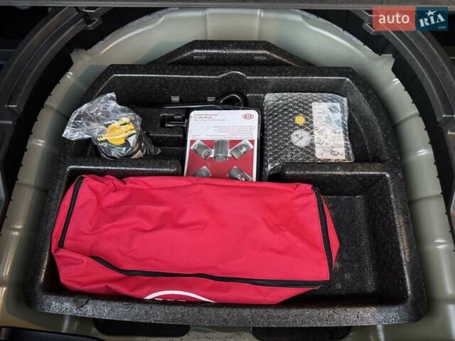 Сірий Кіа Niro, об'ємом двигуна 0 л та пробігом 135 тис. км за 17500 $, фото 68 на Automoto.ua