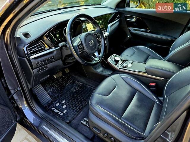 Серый Киа Niro, объемом двигателя 0 л и пробегом 70 тыс. км за 18800 $, фото 17 на Automoto.ua