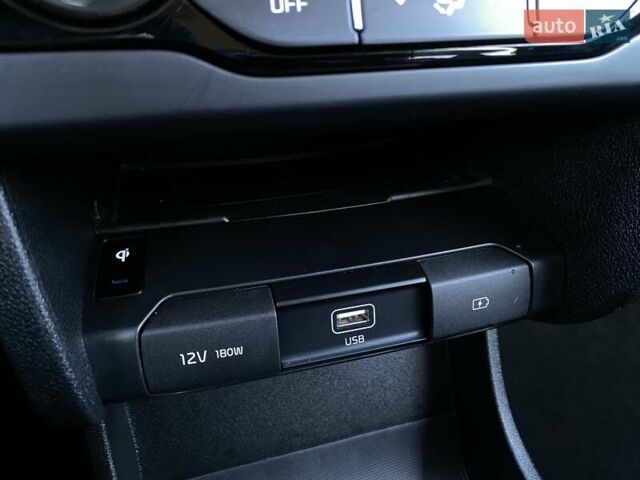 Сірий Кіа Niro, об'ємом двигуна 0 л та пробігом 107 тис. км за 21950 $, фото 8 на Automoto.ua