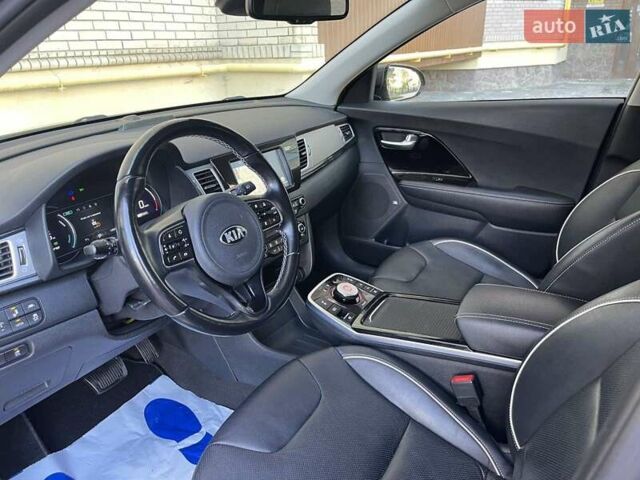 Серый Киа Niro, объемом двигателя 0 л и пробегом 125 тыс. км за 19250 $, фото 54 на Automoto.ua