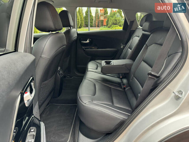 Серый Киа Niro, объемом двигателя 0 л и пробегом 118 тыс. км за 19350 $, фото 125 на Automoto.ua