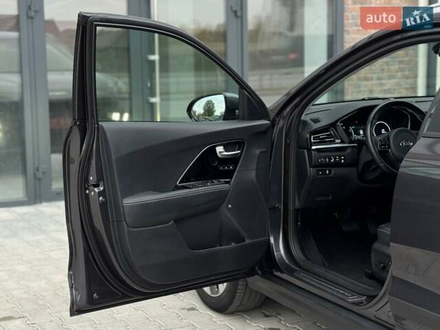 Серый Киа Niro, объемом двигателя 0 л и пробегом 150 тыс. км за 18500 $, фото 36 на Automoto.ua