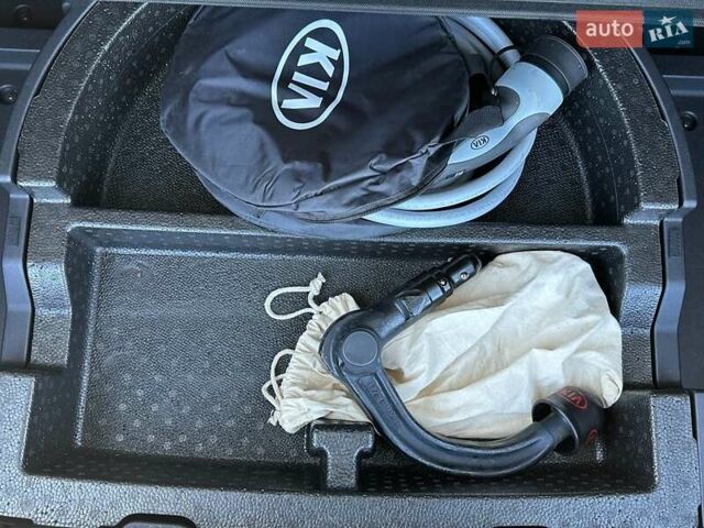 Серый Киа Niro, объемом двигателя 0 л и пробегом 97 тыс. км за 23200 $, фото 63 на Automoto.ua